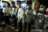 Pengungsi etnis Rohingya berjalan menuju bus saat akan diberangkatkan dari tempat penampungan Balai Latihan Kerja (BLK) Desa Meunasah Mee Kandang, Muara Dua, Lhokseumawe, Aceh, Kamis (25/2/2021) malam. Sebanyak 36 dari 92 sisa pengungsi Rohingya dipindahkan ke Medan, Sumatera Utara untuk mengikuti program penanganan pengungsi lintas negara oleh Internasional Organizational for Migration (IOM). ANTARA FOTO/Rahmad/wsj.