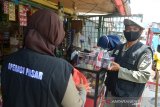 OPERASI PASAR ROKOK ILEGAL. Petugas gabungan Kanwil Bea Cukai Aceh, Satpol PP, dan Dinas Pertanian dan Perkebunan menyita sejumlah rokok ilegal tanpa cukai saat operasi pasar di kawasan Kabupaten Aceh Besar, Aceh, Sabtu (27/3/2021). Dalam operasi pasar yang disertai dengan sosialisasi kepada pedagang grosir dan pedagang eceran di daerah itu, tim gabungan Kanwil Bea Cukai menyita ratusan bungkus rokok ilegal tanpa cukai yang diduga dipasok dari luar negeri. ANTARA FOTO/Ampelsa