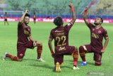Pesepak bola PSM Makassar, Yakob Sayuri (tengah) melakukan selebrasi bersama Zulham Zamrun (kanan) dan Saldi (kiri) usai mencetak gol di gawang Bhayangkara Solo FC dalam pertandingan Piala Menpora Grup B di Stadion Kanjuruhan, Malang, Jawa Timur, Sabtu (27/3/2021). PSM Makassar menahan imbang Bhayangkara Solo FC dengan skor akhir 1-1. Antara Jatim/Ari Bowo Sucipto/zk.