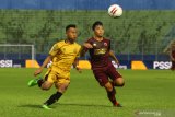 Pesepak bola Bhayangkara Solo FC,  Sani Rizky Fauzi (kiri) berebut bola dengan pesepak bola PSM Makassar, Muh. Aji Kurniawan (kanan) dalam pertandingan Piala Menpora Grup B di Stadion Kanjuruhan, Malang, Jawa Timur, Sabtu (27/3/2021). PSM Makassar menahan imbang Bhayangkara Solo FC dengan skor akhir 1-1. Antara Jatim/Ari Bowo Sucipto/zk.