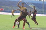 Pesepak bola PSM Makassar Hasyim Kipuw (depan) berusaha mempertahankan bola dari hadangan pesepak bola Bhayangkara Solo FC Renan Da Silva dalam pertandingan Piala Menpora Grup B di Stadion Kanjuruhan, Malang, Jawa Timur, Sabtu (27/3/2021). PSM Makassar menahan imbang Bhayangkara Solo FC dengan skor akhir 1-1. ANTARA FOTO/Ari Bowo Sucipto/hp.