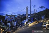 Sebuah pohon yang patah melintang di tengah jalan pascabencana angin puting beliung melanda Desa Ciharalang, Kecamatan Cimenyan, Kabupaten Bandung, Jawa Barat, Minggu (28/3/2021). Warga setempat mengatakan ratusan rumah dan 15 kios rusak ringan hingga berat akibat bencana tersebut. ANTARA JABAR/Raisan Al Farisi/agr