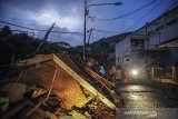 Kondisi rumah yang hancur pascabencana angin puting beliung yang melanda Desa Mekarluyu, Cimenyan, Kabupaten Bandung, Jawa Barat, Minggu (28/3/2021). Warga setempat mengatakan ratusan rumah dan 15 kios rusak ringan hingga berat akibat bencana tersebut. ANTARA JABAR/Raisan Al Farisi/agr