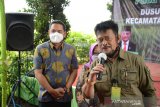 Menteri Pertanian (Mentan), Syahrul Yasin Limpo (kanan) saat panen raya di Desa Kedungrejo, Kecamatan Megaluh, Kabupaten Jombang, Jawa Timur, Sabtu (27/3/2021). Mentan menegaskan gabah petani harus dibeli sesuai dengan HPP (Harga Pokok Penjualan) sesuai yang ditetapkan oleh Peraturan Menteri Perdagangan (Permendag) nomor 24 tahun 2020 sebesar Rp 4.200 per kilogram untuk gabah kering panen (GKP. Antara Jatim/Syaiful Arif/zk