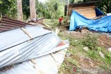 Warga membenahi bangunan kayu yang rusak akibat banjir bandang di lokasi wisata pemandian Humaira, Desa Pudeng, Aceh Besar, Aceh, Minggu (28/3/2021). Banjir bandang yang terjadi pada 27 Maret 2021 mengkibatkan sungai pudeng meluap, puluhan bangunan dari kayu rusak berat dan seorang warga masih dalam pencarian karena terseret arus. Antara Aceh/Irwansyah Putra.