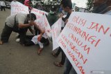 Sejumlah wartawan melakukan aksi teatrikal saat melakukan aksi solidaritas di kawasan Monumen Arek Lancor, Pamekasan, Jawa Timur, Senin (29/3/2021). Mereka menuntut pihak berwajib untuk  mengusut tuntas oknum pelaku kekerasan terhadap wartawan Tempo, Nurhadi saat akan meminta konfirmasi kasus suap pajak. Antara Jatim/Saiful Bahri/zk