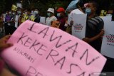 AKSI SOLIDARITAS JURNALIS SURABAYA. Sejumlah wartawan yang tergabung dalam Forum Jurnalis se-Surabaya membentangkan poster ketika aksi solidaritas jurnalis di Surabaya, Jawa Timur, Senin (29/3/2021). Dalam aksinya, mereka mendesak agar kepolisian mengusut tuntas kasus kekerasan yang diduga dilakukan oknum aparat  terhadap wartawan Tempo Nurhadi  ketika melakukan peliputan terkait kasus suap pajak oleh Ditjen Pajak Kemenkeu Angin Prayitno Aji . Antara Jatim/Zabur Karuru