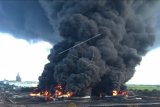 Kepulan asap hitam dari kebakaran tangki minyak milik Pertamina RU VI Balongan, Indramayu, Jawa Barat, Senin (29/3/2021). Pihak Pertamina sudah melakukan pendinginan di sekitar lokasi kebakaran untuk melokalisir kebakaran dengan mengerahkan sejumlah mobil pemadam kebakaran. ANTARA FOTO/Dedhez Anggara/nym.