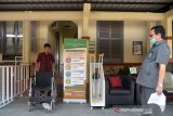 PENGADILAN NEGERI BANDA ACEH SEDIAKAN FASILITAS KHUSUS DISABILITAS. Petugas mempersiapkan fasilitas khusus  kursi roda dn tongkat untuk penyandang disabilitas di ruangan tunggu sidang  Pengadilan Negeri, Banda Aceh, Aceh, Senin (29/3/21). Penyediaan fasilitas kursi roda, tongkat, jalur pemandu dan ruangan layanan proritas tanpa antrian di Pengadilan Negeri itu dalam upaya penyempurnaan layanan kepada publik, khususnya bagi penyandang disabilitas dalam mendapatkan akses keadilan. ANTARA FOTO/Ampelsa.