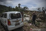 Kondisi sebuah mobil yang rusak pascaangin puting beliung yang melanda Desa Mekar Saluyu, Cimenyan, Kabupaten Bandung, Jawa Barat, Senin (29/3/2021). Badan Penanggulangan Bencana Daerah (BPBD) Kabupaten Bandung mencatat, sebanyak 298 rumah, satu kantor desa, satu masjid, dua sekolah dan lahan pertanian di dua desa terdampak bencana angin puting beliung yang terjadi pada Minggu (28/3) petang. ANTARA JABAR/Raisan Al Farisi/agr