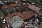 PASCAANGIN PUTING BELIUNG DI KABUPATEN BANDUNG. Foto udara permukiman yang rusak pascaangin puting beliung yang melanda Desa Mekar Saluyu, Cimenyan, Kabupaten Bandung, Jawa Barat, Senin (29/3/2021). Badan Penanggulangan Bencana Daerah (BPBD) Kabupaten Bandung mencatat, sebanyak 298 rumah, satu kantor desa, satu masjid, dua sekolah dan lahan pertanian di dua desa terdampak bencana angin puting beliung yang terjadi pada Minggu (28/3) petang. ANTARA JABAR/Raisan Al Farisi/agr