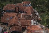 PASCAANGIN PUTING BELIUNG DI KABUPATEN BANDUNG. Foto udara permukiman yang rusak pascaangin puting beliung yang melanda Desa Mekar Saluyu, Cimenyan, Kabupaten Bandung, Jawa Barat, Senin (29/3/2021). Badan Penanggulangan Bencana Daerah (BPBD) Kabupaten Bandung mencatat, sebanyak 298 rumah, satu kantor desa, satu masjid, dua sekolah dan lahan pertanian di dua desa terdampak bencana angin puting beliung yang terjadi pada Minggu (28/3) petang. ANTARA JABAR/Raisan Al Farisi/agr