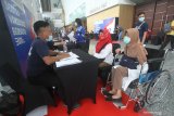 Warga berkonsultasi dengan petugas  di Sentra Vaksinasi Bersama BUMN di Mal Grand City, Surabaya, Jawa Timur, Minggu (28/3/2021). Sentra Vaksinasi Bersama BUMN tersebut merupakan bentuk komitmen dari Kementerian BUMN yang menggandeng kementerian kesehatan dan pemerintah daerah untuk melakukan percepatan program vaksinasi nasional tahap II dengan sasaran lansia dan pekerja layanan umum. Antara Jatim/Moch Asim/zk.
