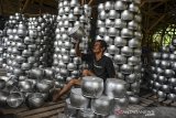 Pekerja membuat wajan di Sentral Industri Wajan, Dusun Jetak, Desa Sindangsari, Kabupaten Ciamis, Jawa Barat, Senin (29/3/2021). Sentra iindustri di kawasan tersebut sudah berbahan bakar alternatif terbarukan ramah lingkungan yakni menggunakan pelet kayu atau Bionergy dari sebelumnya memakai oli bekas, dengan kapasitas produksi 1.500 wajan per hari dari satu ton limbah yang dibeli dari pengepul rongsok. ANTARA JABAR/Adeng Bustomi/agr