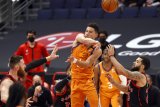 Devin Booker pimpin Suns raih kemenangan atas Charlotte 101-97  lewat overtime