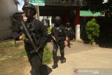 Penggeledahan rumah terduga bom bunuh diri di Makassar