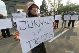 Sejumlah jurnalis membentangkan poster saat aksi solidaritas jurnalis di Kota Kediri, Jawa Timur, Senin (29/3/2021). Jurnalis dari Aliansi Jurnalis Independen (AJI), Persatuan Wartawan Indonesia (PWI), dan Ikatan Jurnalis Televisi Indonesia (IJTI) melakukan aksi bersama untuk menuntut pihak berwajib mengusut tuntas pelaku kekerasan terhadap wartawan Tempo Nurhadi ketika melakukan peliputan terkait kasus dugaan suap pajak Angin Prayitno Aji, mantan Direktur Pemeriksaan Direktorat Jenderal Pajak Kementerian Keuangan. Antara Jatim/Prasetia Fauzani/zk.