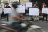 Sejumlah jurnalis membentangkan poster saat aksi solidaritas jurnalis di Kota Kediri, Jawa Timur, Senin (29/3/2021). Jurnalis dari Aliansi Jurnalis Independen (AJI), Persatuan Wartawan Indonesia (PWI), dan Ikatan Jurnalis Televisi Indonesia (IJTI) melakukan aksi bersama untuk menuntut pihak berwajib mengusut tuntas pelaku kekerasan terhadap wartawan Tempo Nurhadi ketika melakukan peliputan terkait kasus dugaan suap pajak Angin Prayitno Aji, mantan Direktur Pemeriksaan Direktorat Jenderal Pajak Kementerian Keuangan. Antara Jatim/Prasetia Fauzani/zk.