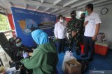 Direktur Utama PT Pelindo Marines Service (PMS) Umar (kanan) berbincang dengan Komandan Lantamal V Surabaya Laksamana Pertama TNI Mohamad Zaenal (kedua kanan) dan Dewan Kehormatan PMI Kota Surabaya Totok Sudarto (ketiga kanan) saat meninjau proses donor darah dan donor plasma konvalesen di atas Kapal Rumah Sakit Terapung Kesatria Airlangga di Surabaya, Jawa Timur, Selasa (30/3/2021). Aksi sosial yang diselenggarakan oleh PT Pelindo Marines Service (PMS) bekerja sama dengan Lantamal V Surabaya, PMI Kota Surabaya serta Yayasan Ksatria Medika Airlangga tersebut bertujuan untuk menambah pasokan stok darah yang menurun sekitar 30-50 persen pada masa pandemi sekaligus menambah stok plasma konvalesen untuk pengembangan uji klinis terapi pasien terkonfirmasi COVID-19. Antara Jatim/Moch Asim/zk.