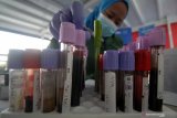 Tenaga kesehatan memeriksa sampel plasma konvalesen saat aksi donor darah dan donor plasma konvalesen di atas Kapal Rumah Sakit Terapung Kesatria Airlangga di Surabaya, Jawa Timur, Selasa (30/3/2021). Aksi sosial yang diselenggarakan oleh PT Pelindo Marines Service (PMS) bekerja sama dengan Lantamal V Surabaya, PMI Kota Surabaya serta Yayasan Ksatria Medika Airlangga tersebut bertujuan untuk menambah pasokan stok darah yang menurun sekitar 30-50 persen pada masa pandemi sekaligus menambah stok plasma konvalesen untuk pengembangan uji klinis terapi pasien terkonfirmasi COVID-19. Antara Jatim/Moch Asim/zk.