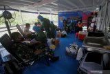 Tenaga kesehatan melayani pendonor saat aksi donor darah dan donor plasma konvalesen di atas Kapal Rumah Sakit Terapung Kesatria Airlangga di Surabaya, Jawa Timur, Selasa (30/3/2021). Aksi sosial yang diselenggarakan oleh PT Pelindo Marines Service (PMS) bekerja sama dengan Lantamal V Surabaya, PMI Kota Surabaya serta Yayasan Ksatria Medika Airlangga tersebut bertujuan untuk menambah pasokan stok darah yang menurun sekitar 30-50 persen pada masa pandemi sekaligus menambah stok plasma konvalesen untuk pengembangan uji klinis terapi pasien terkonfirmasi COVID-19. Antara Jatim/Moch Asim/zk.