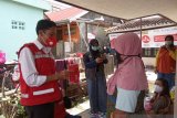 SIBAT Palang Merah Indonesia di Cisarua, Jawa Barat memberikan edukasi kesehatan kepada masyarakat di desa mengenai pentingnya menggunakan masker demi mencegah penyebaran COVID-19 dengan bantuan dari Lembaga Pembangunan Internasional Amerika Serikat (USAID) serta Federasi Internasional Palang Merah dan Bulan Sabit Merah (IFRC).  