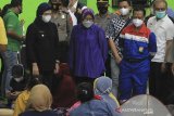 Menteri Sosial Tri Rismaharini (tengah) didampingi Bupati Indramayu Nina Agustina (kiri) melihat kondisi pengungsi yang terdampak kebakaran tangki Pertamina Balongan di Gedung Olahraga Bumi Patra Indramayu, Jawa Barat, Senin (29/3/2021) malam. Mensos tiba untuk memastikan kebutuhan dasar warga terdampak kebakaran yang berada di tempat pengungsian tetap terpenuhi dan terlayani dengan baik. ANTARA JABAR/Dedhez Anggara/agr