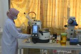 PRODUKSI MINYAK ATSIRI UNTUK PARFUM DIO USKA ACEH. Mahasiswa yang tergabung dalam Atsiri Research Center (ARC) melalukan pengolahan minyak atsiri saat proses produksi menjadi produk parfum di Laboratorium Universitas Syiah Kuala (USK), Banda Aceh, Aceh, Selasa (30/3/20210). Atsiri Research Center Universitas Syiah Kuala yang siap membantu pelaku UMKM di daerah itu memiliki sejumlah produk turunan berbahan baku minyak nilam, salah satunya parfum dengan produksi mencapai 3.000 botol per bulan dan tahun 2021 akan mengekspor sebanyak 10.000 botol parfum untuk memenuhi permintaan Perancis. ANTARA FOTO/Ampelsa.