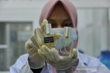 PRODUKSI MINYAK ATSIRI UNTUK PARFUM DIO USKA ACEH. Mahasiswa yang tergabung dalam Atsiri Research Center (ARC) memperlihat produk parfum berbahan baku minyak atsiri  di Laboratorium Universitas Syiah Kuala (USK), Banda Aceh, Aceh, Selasa (30/3/20210). Atsiri Research Center Universitas Syiah Kuala yang siap membantu pelaku UMKM di daerah itu memiliki sejumlah produk turunan berbahan baku minyak nilam, salah satunya parfum dengan produksi mencapai 3.000 botol per bulan dan tahun 2021 akan mengekspor sebanyak 10.000 botol parfum untuk memenuhi permintaan Perancis. ANTARA FOTO/Ampelsa.