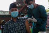 Petugas kesehatan melakukan vaksinasi COVID-19 kepada pengurus masjid atau takmir masjid di Masjid Cheng Hoo di Surabaya, Jawa Timur, Selasa (30/3/2021). Vaksinasi COVID-19 yang diikuti pengurus-pengurus masjid  di Surabaya itu sebagai langkah penanggulangan pandemi COVID-19. Antara Jatim/Didik Suhartono/zk.