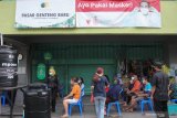 Sejumlah pedagang antre mengikuti vaksinasi COVID-19 di Pasar Genteng Baru, di Surabaya, Jawa Timur, Senin (29/3/2021). Vaksinasi COVID-19 yang ditargetkan diikuti seribu pedagang Pasar Genteng Baru serta karyawannya itu sebagai langkah penanggulangan pandemi COVID-19 Antara Jatim/Didik Suhartono/zk.