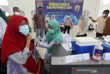 Warga mendapatkan suntikan vaksin COVID-19 di halaman Masjid Raya Baiturrahman, Banda Aceh, Aceh, Selasa (30/3/2021). Dinas Kesehatan Provinsi Aceh menargetkan tiga ribu warga termasuk anggota TNI/Polri, wartawan, atlet PON dan petugas pelayanan publik akan mendapatkan vaksin di halaman masjid tersebut. Antara Aceh/Irwansyah Putra