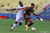 Pesepak bola PSM Makassar, Zulkifli Syukur  (kanan) berusaha mempertahankan bola dari hadangan pesepak bola Borneo FC Samarinda, Guy Junior (kiri) dalam lanjutan pertandingan Piala Menpora Grup B di Stadion Kanjuruhan, Malang, Jawa Timur, Rabu (31/3/2021). Borneo FC Samarinda mengimbangi PSM Makassar dengan skor akhir 2-2. Antara Jatim/Ari Bowo Sucipto/zk