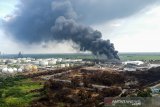 Suasana kebakaran tangki minyak milik Pertamina RU VI Balongan, Indramayu, Jawa Barat, Rabu (31/3/2021). Memasuki hari ketiga pascakebakaran, tim Emergency Pertamina berhasil memadamkan tiga tangki dari total empat tangki yang terbakar. ANTARA JABAR/Dedhez Anggara/agr