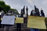 Mahasiswa yang tergabung dalam Cipayung Plus membawa poster seruan saat mengecam tindakan terorisme di area Monumen Perjuangan Rakyat Bali (Bajra Sandhi), Denpasar, Bali, Rabu (31/3/2021). Aksi solidaritas dan bela sungkawa atas kejadian bom bunuh diri yang terjadi di depan Gereja Katedral Makassar, Sulawesi Selatan pada Minggu (28/3) tersebut mengajak seluruh masyarakat Indonesia untuk tetap solid dan tidak terprovokasi atas kejadian teror di Makassar. ANTARA FOTO/Nyoman Hendra Wibowo/nym.