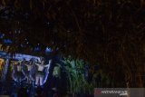 Seniman yang tergabung dalam The Stage Of Wawan Sofwan menampilkan lakon teater Musikal Bulbul di Herbal House, Bandung Jawa Barat, Rabu (31/3/2021). Teater Musikal yang disutradarai oleh Seniman Wawan Sofwan dan diadaptasi dari naskah Sandra Fiona Long tersebut berkisah tentang ketulusan saling mencintai pada simbol burung Bulbul yang ditampilkan dengan paduan musik sunda hingga hiphop. ANTARA JABAR/Novrian Arbi/agr