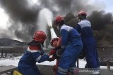 Tim HSSE & Fire Fighter Pertamina berupaya memadamkan api pada kejadian insiden tangki Pertamina di Kilang Balongan RU VI, Indramayu pada Rabu (31/3/2021). Pertamina RU VI dan Unit RU yang ada di Indonesia bersama petugas DInas Pemadam Kebakaran Cirebon berupaya memadamkan sisa api yang masih membakar salah satu tangki. ANTARA JABAR/Humas Pertamina/Priyo Widianto/handout/DA/agr
