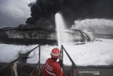 Tim HSSE & Fire Fighter Pertamina berupaya memadamkan api pada kejadian insiden tangki Pertamina di Kilang Balongan RU VI, Indramayu pada Rabu (31/3/2021). Pertamina RU VI dan Unit RU yang ada di Indonesia bersama petugas DInas Pemadam Kebakaran Cirebon berupaya memadamkan sisa api yang masih membakar salah satu tangki. ANTARA JABAR/Humas Pertamina/Priyo Widianto/handout/DA/agr
