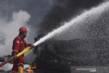 Tim HSSE & Fire Fighter Pertamina berupaya memadamkan api di lokasi insiden terbakarnya tangki penyimpan BBM di Kilang Balongan RU VI, Indramayu, Jawa Barat, Rabu (31/3/2021). Pertamina RU VI dan Unit RU yang ada di Indonesia bersama petugas DInas Pemadam Kebakaran Cirebon berupaya memadamkan sisa api yang masih membakar salah satu tangki. ANTARA JABAR/Humas Pertamina/Priyo Widianto/handout/DA/agr
