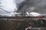 Tim HSSE & Fire Fighter Pertamina berupaya memadamkan api pada kejadian insiden tangki Pertamina di Kilang Balongan RU VI, Indramayu pada Rabu (31/3/2021). Pertamina RU VI dan Unit RU yang ada di Indonesia bersama petugas DInas Pemadam Kebakaran Cirebon berupaya memadamkan sisa api yang masih membakar salah satu tangki. ANTARA JABAR/Humas Pertamina/Priyo Widianto/handout/DA/agr
