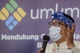 Gubernur Jawa Barat Ridwan Kamil memberikan informasi saat keterangan pers kegiatan Gerakan Nasional Bangga Buatan Indonesia di Gedung Pakuan, Bandung, Jawa Barat, Kamis (1/4/2021). Gerakan Nasional Bangga Buatan Indonesia akan digelar pada 2-4 april 2021 di Trans Studio Mall Bandung yang menampilkan 15 ribu produk karya anak bangsa dari pelaku usaha mikro, kecil, dan menengah (UMKM) dalam mendorong aktivitas ekonomi masyarakat untuk bangga membeli dan mengonsumsi produk buatan Indonesia. ANTARA JABAR/Novrian Arbi/agr