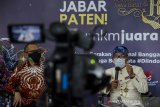 Gubernur Provinsi Jawa Barat Ridwan Kamil (kanan) bersama Staf Khusus Menteri Koperasi dan UMKM Fiki Satari (kiri) memberikan informasi saat keterangan pers kegiatan Gerakan Nasional Bangga Buatan Indonesia di Gedung Pakuan, Bandung, Jawa Barat, Kamis (1/4/2021). Gerakan Nasional Bangga Buatan Indonesia akan digelar pada 2-4 april 2021 di Trans Studio Mall Bandung yang menampilkan 15 ribu produk karya anak bangsa dari pelaku usaha mikro, kecil, dan menengah (UMKM) dalam mendorong aktivitas ekonomi masyarakat untuk bangga membeli dan mengonsumsi produk buatan Indonesia. ANTARA JABAR/Novrian Arbi/agr