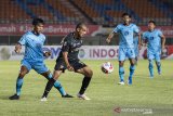 Pesepak bola Persela Lamongan Zaenuri (kiri) berusaha merebut bola dari pesepak bola Madura United Bruno Lopes (kedua kiri) saat pertandingan sepak bola Group C Piala Menpora di Stadion Si Jalak Harupat, Kabupaten Bandung, Jawa Barat, Kamis (1/4/2021). Pertandingan tersebut berakhir imbang dengan skor 1-1. ANTARA JABAR/M Agung Rajasa/agr