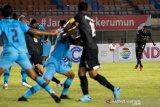 Pesepak bola Madura United Hugo Gomes Silva (kanan) melepas tendangan ke arah gawang Persela Lamongan saat pertandingan sepak bola Group C Piala Menpora di Stadion Si Jalak Harupat, Kabupaten Bandung, Jawa Barat, Kamis (1/4/2021). Pertandingan tersebut berakhir imbang dengan skor 1-1. ANTARA JABAR/M Agung Rajasa/agr