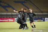 Tim pesepak bola Madura United merayakan kemenangan usai mencetak gol ke gawang Persela Lamongan saat pertandingan sepak bola Group C Piala Menpora di Stadion Si Jalak Harupat, Kabupaten Bandung, Jawa Barat, Kamis (1/4/2021). Pertandingan tersebut berakhir imbang dengan skor 1-1. ANTARA JABAR/M Agung Rajasa/agr