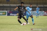 Pesepak bola Persela Lamongan IM Kosepa (kanan) berusaha merebut bola dari pesepak bola Madura United Alfin Tuasalamony (kiri) saat pertandingan sepak bola Group C Piala Menpora di Stadion Si Jalak Harupat, Kabupaten Bandung, Jawa Barat, Kamis (1/4/2021). Pertandingan tersebut berakhir imbang dengan skor 1-1. ANTARA FOTO/M Agung Rajasa/aww.