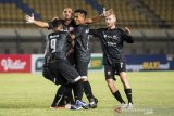 Tim pesepak bola Madura United merayakan kemenangan usai mencetak gol ke gawang Persela Lamongan saat pertandingan sepak bola Group C Piala Menpora di Stadion Si Jalak Harupat, Kabupaten Bandung, Jawa Barat, Kamis (1/4/2021). Pertandingan tersebut berakhir imbang dengan skor 1-1. ANTARA FOTO/M Agung Rajasa/aww.