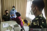 Petugas tenaga kesehatan menyuntikkan Vaksin COVID-19 kepada prajurit TNI-AU di Gedung Perawatan Umum Lanud Husein Sastranegara, Bandung, Jawa Barat, Kamis (1/4/2021). Sedikitnya 130 ribu vaksin COVID-19 AstraZeneca tahap 1 telah disuntikkan kepada Prajurit dan PNS TNI-AU di wilayah Kota Bandung guna meningkatkan kekebalan imunitas dalam percepatan program serbuan vaksin AstraZeneca kepada seluruh Prajurit TNI di Indonesia. ANTARA JABAR/Novrian Arbi/agr