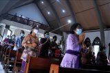 Umat Katolik mengikuti Ibadat Jumat Agung di Gereja Katolik Paroki Roh Kudus Babakan, Badung, Bali, Jumat (2/4/2021). Peringatan Jumat Agung di gereja tersebut diselenggarakan dengan menerapkan protokol kesehatan pencegahan COVID-19 secara ketat dan diikuti oleh jemaat yang mengenakan pakaian adat Bali. ANTARA FOTO/Fikri Yusuf/nym.