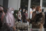 Menteri Koperasi dan UKM Teten Masduki (kanan) berbincang dengan pelaku UKM saat melakukan kunjungan kerja di Kampus IKOPIN, Jatinangor, Kabupaten Sumedang, Jawa Barat, Jumat (2/4/2021). Dalam kunjungan kerja tersebut, Teten Masduki berkesempatan untuk memberikan seminar dengan tema 